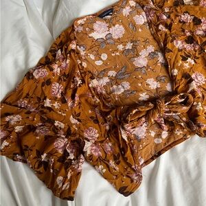 Floral tie up cropped tee from American Eagle 🌼